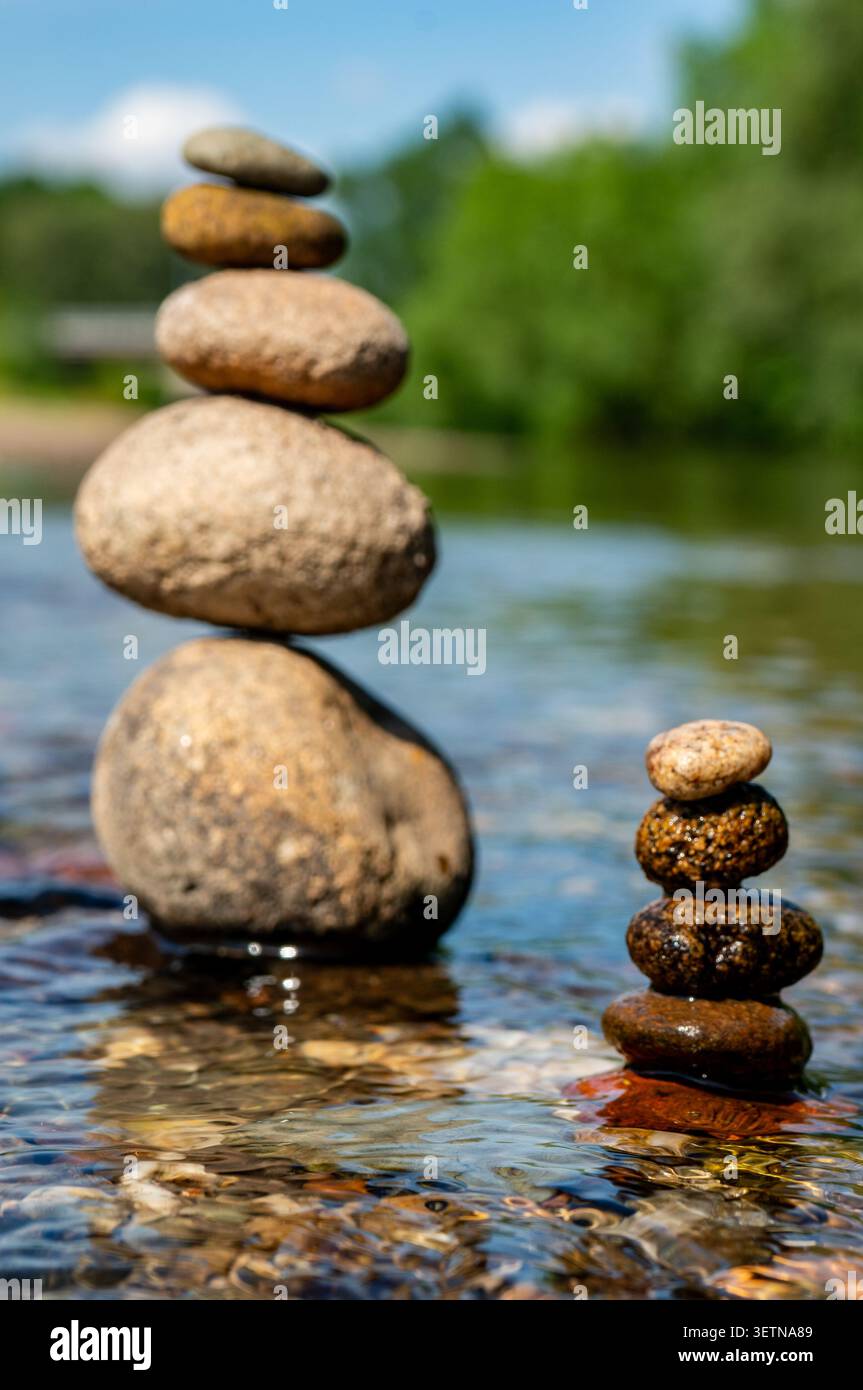 Zen Stone Cairn con rocce in un ruscello naturale Foto Stock