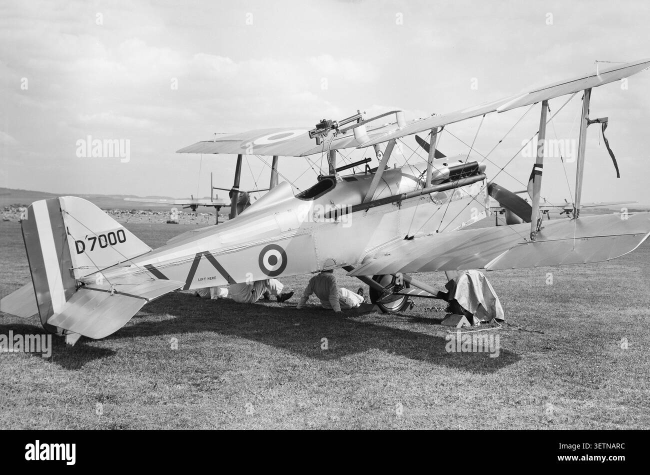 Royal Aircraft Factory se.5A biplano contrassegnato come D7000 seriale, registrazione G-EBIA, presso RAF Upavon nel 1962 in un evento intitolato 50th Anniversary of Military Aviation Air Show per l'anniversario della fondazione del Royal Flying Corps. L'effettivo numero di serie F904, servì la RAF dal 1918 fino a poco dopo la prima guerra mondiale, quando fu degradato e divenne un aereo da skywriter e show come G-EBIA fino al 1928 circa. L'aereo fu restaurato negli anni '1950, volando di nuovo nel 1959 e divenne parte della Shuttleworth Collection Foto Stock