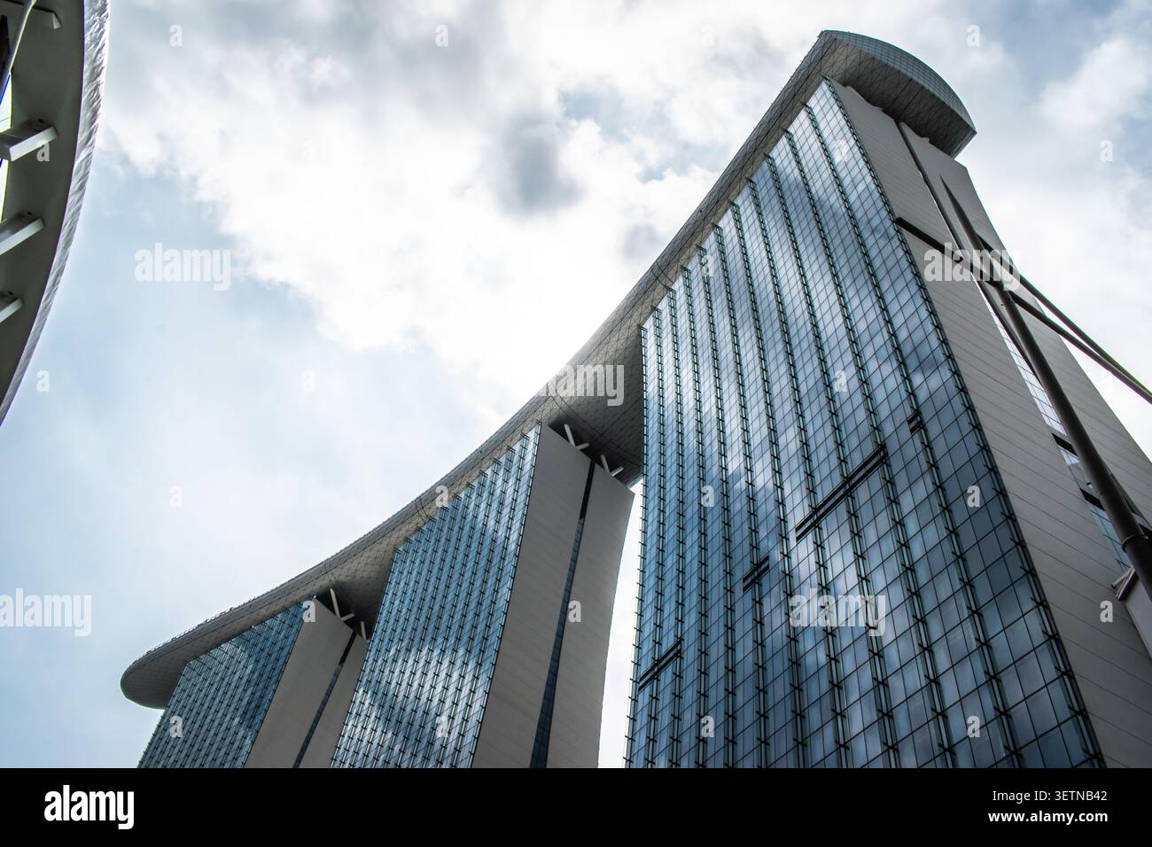 Vista ad angolo basso di un moderno grattacielo futuristico con terrazza panoramica, Marina Bay Sands a Singapore Foto Stock