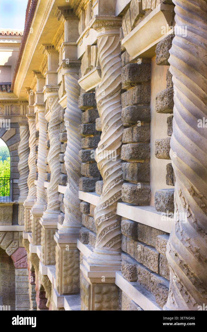 Eleganti e misteriose colonne a spirale di un antico edificio, che si innalzano con una bellezza architettonica senza tempo. Foto Stock