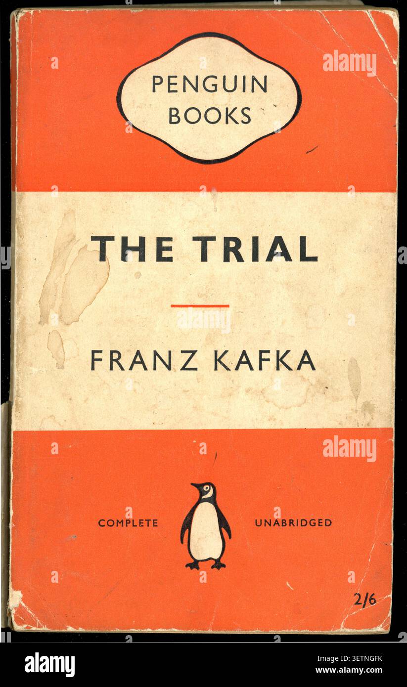Libro in brossura vintage dei pinguini anni '1950, copertina anteriore, The Trial di Franz Kafka, 1st pub 1925 Germania, questa edizione del Regno Unito 1955 Foto Stock