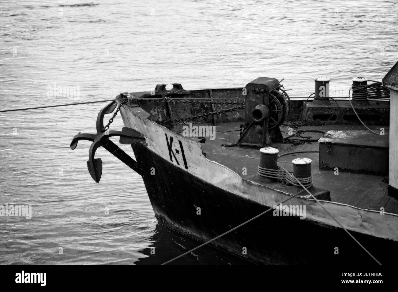 Budapest, Ungheria - 12 giugno 2026: Colpo bianco e nero della prua di un vecchio vascello arrugginito chiamato K-1 sul Danubio a Kopaszi-Gat, con un'ancora. Foto Stock