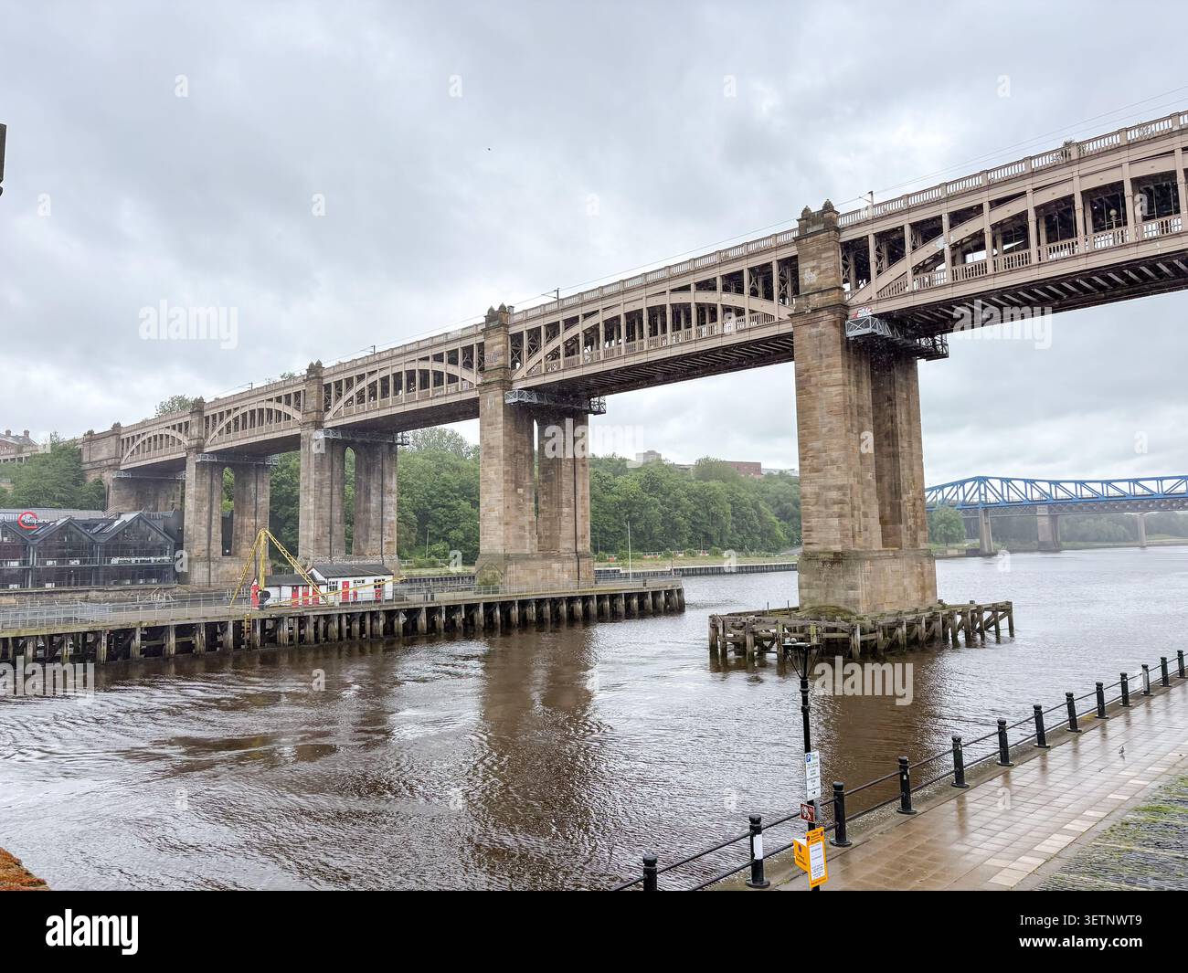 Il Victorian High Level Bridge che attraversa il fiume Tyne a Newcastle upon Tyne, in Inghilterra, in una giornata nuvolosa. Foto Stock