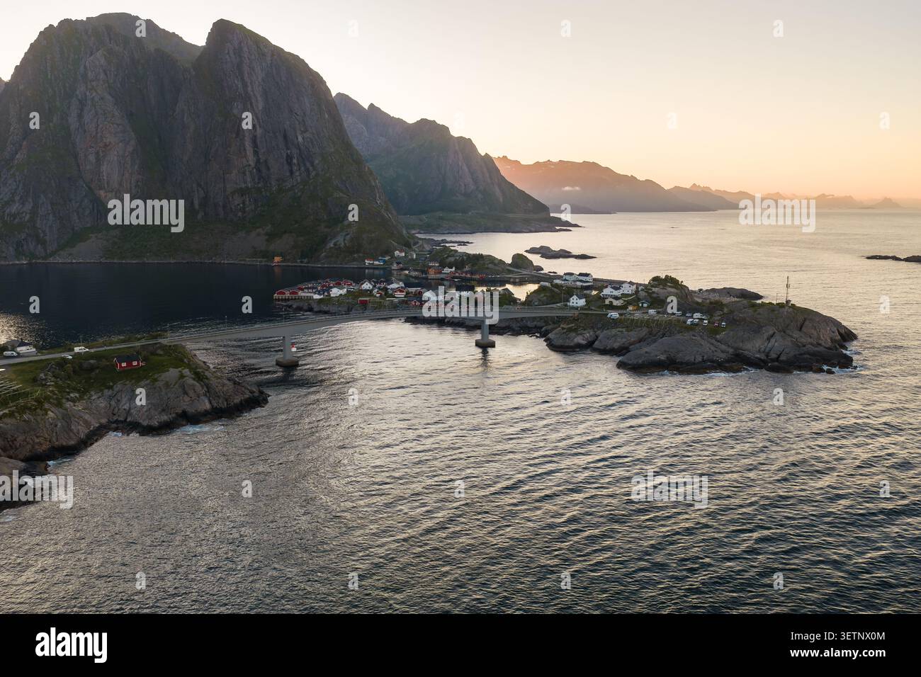 Vista aerea estiva di Reine, Isole Lofoten, Norvegia al tramonto Foto Stock