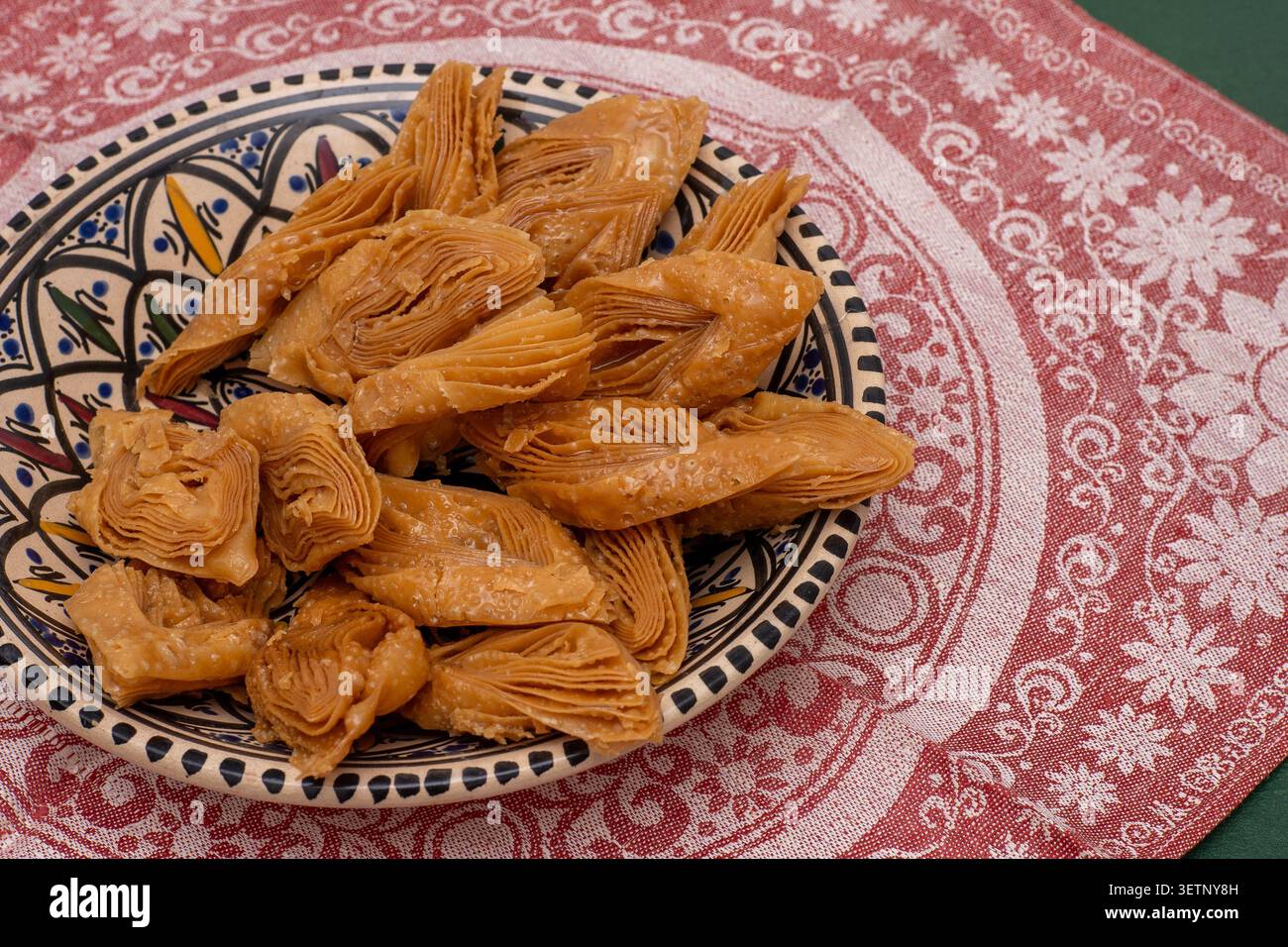Baklava tataro di Crimea, pasticceria tradizionale in ciotola. Cibo dolce. Dolce dolce Foto Stock