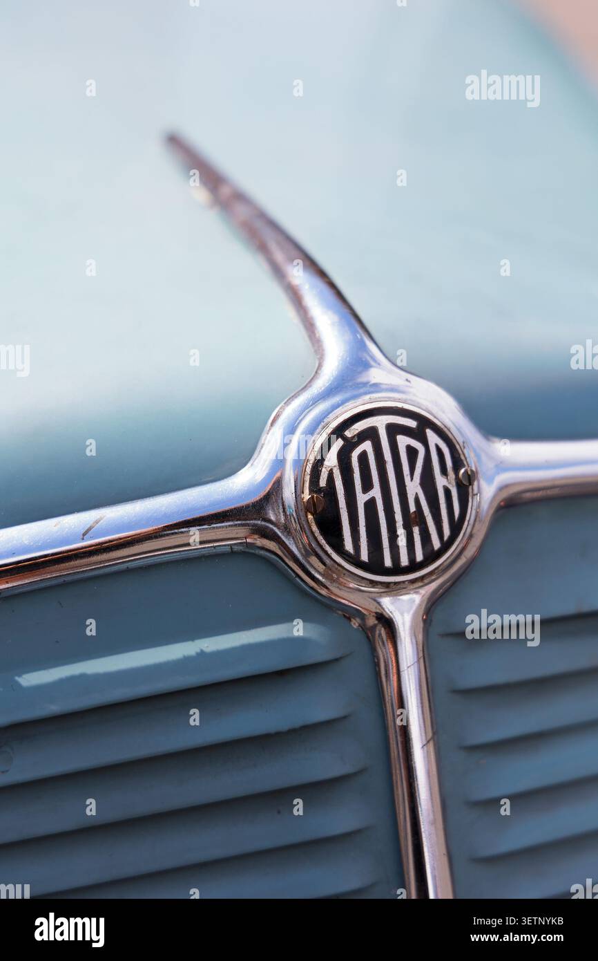 Koprivnice, Repubblica Ceca, Cechia - 31 giugno 2026: Tatra - logo e marchio del produttore di auto e auto. Dettaglio di una vecchia vena d'epoca classica Foto Stock