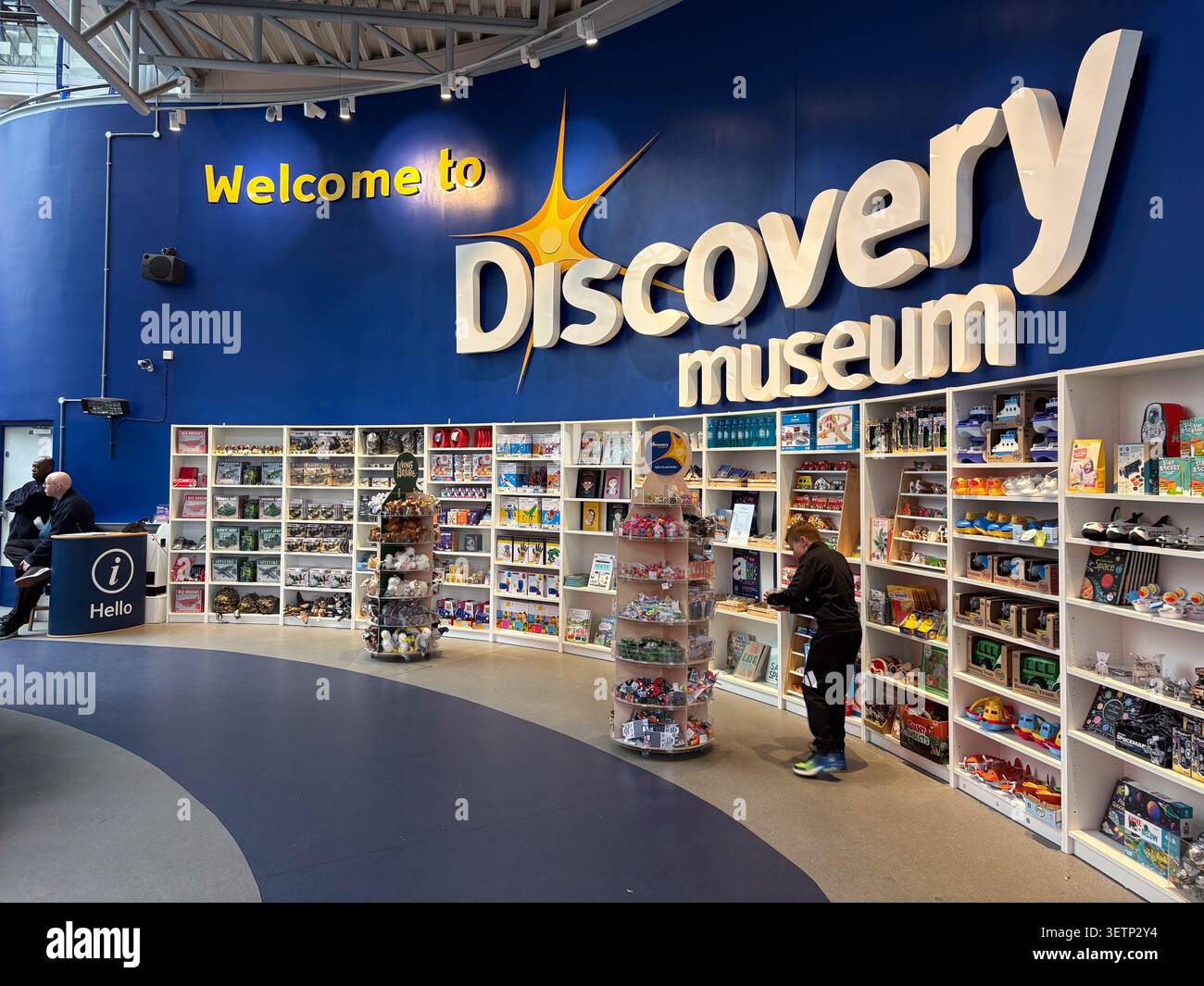 Negozio di articoli da regalo all'interno del Discovery Museum di Blandford Square, Newcastle. Gli scaffali espongono giocattoli e giochi educativi. Foto Stock