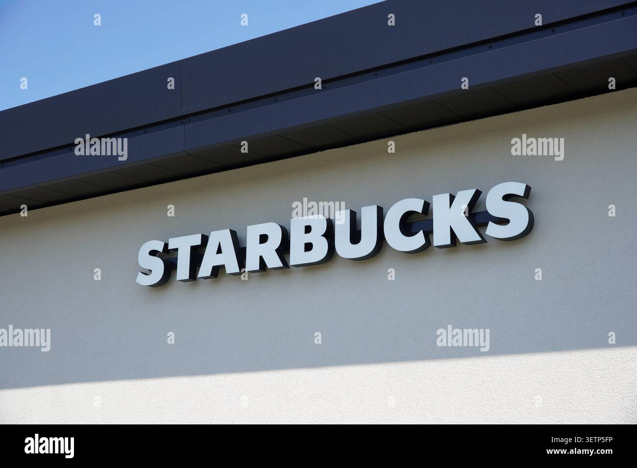 Logo del marchio Starbucks sulla segnaletica esterna di una caffetteria a Hedge End, Inghilterra, il 19 giugno 2026, catena di caffetterie americana Foto Stock