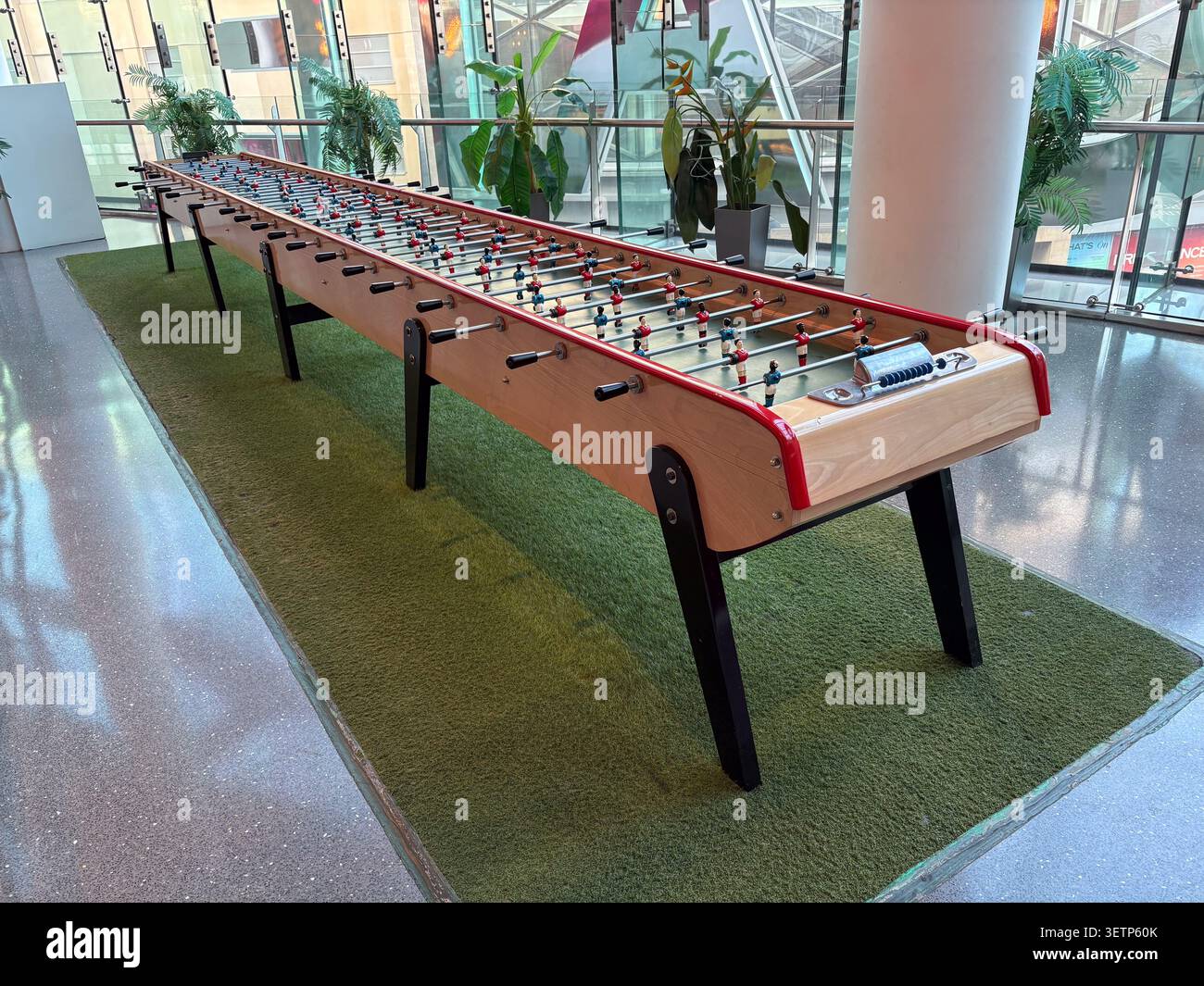 Un grande tavolo da biliardo su erba artificiale a Newcastle upon Tyne, Regno Unito. Disposizione professionale per il gioco di calcio in uno spazio pubblico al coperto. Foto Stock