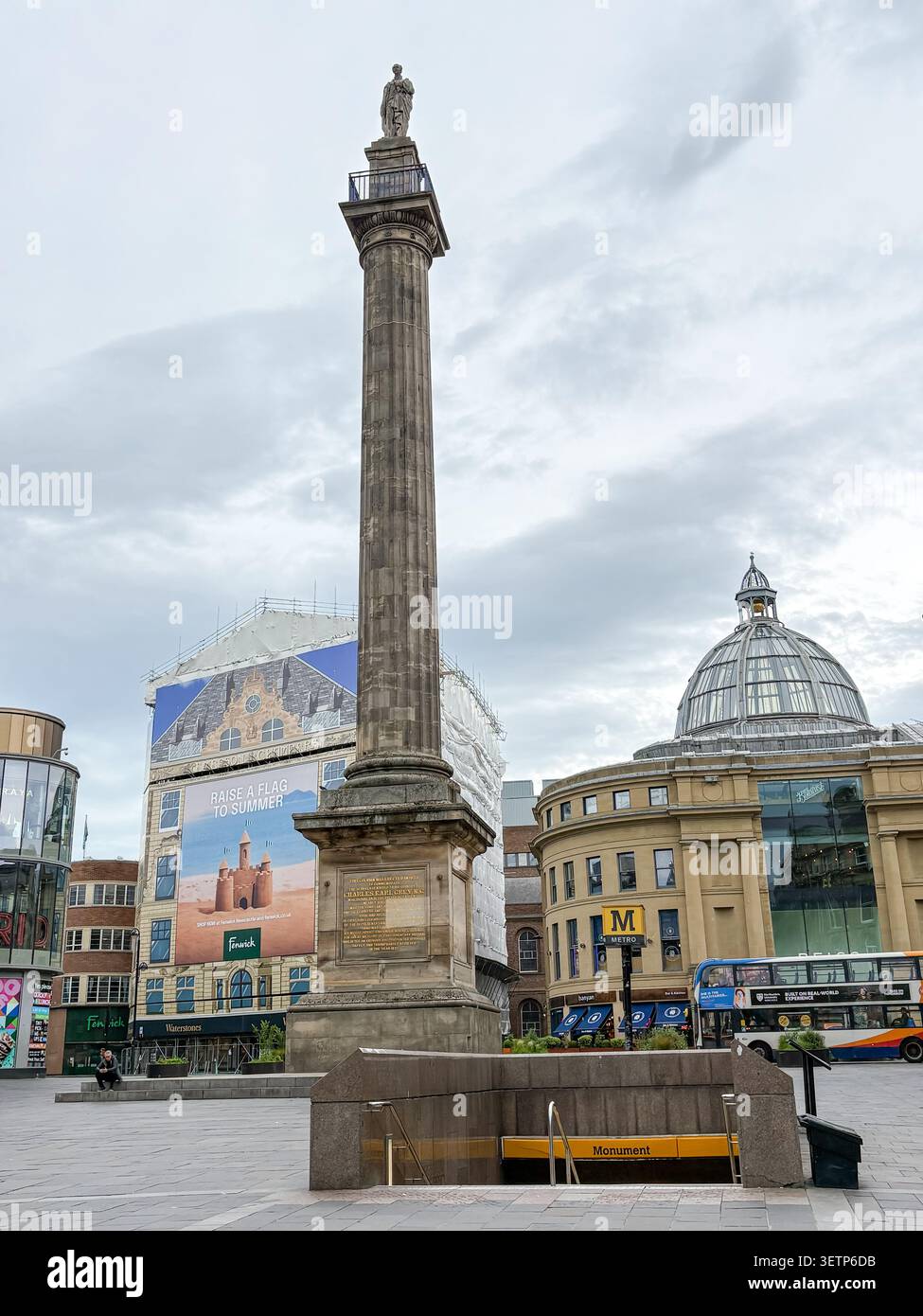 Grey's Monument, una storica colonna di pietra nel centro della città di Newcastle, che si erge sopra l'ingresso della stazione della metropolitana Monument. Foto Stock