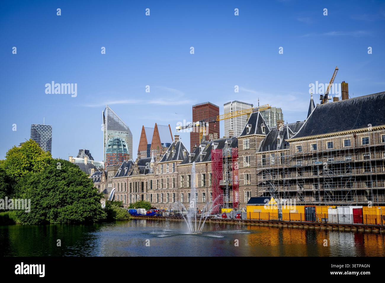 L'AIA - ristrutturazione al Binnenhof a l'Aia. Il Binnenhof è in fase di ristrutturazione dal 1° ottobre 2021. L'obiettivo è quello di rendere gli edifici che ospitano la prima e la seconda camera, tra gli altri, a prova di futuro. La ristrutturazione del Binnenhof a l'Aia sta diventando di nuovo più costosa. ROBIN UTRECHT /ANP netherlands Out - belgium Out Foto Stock
