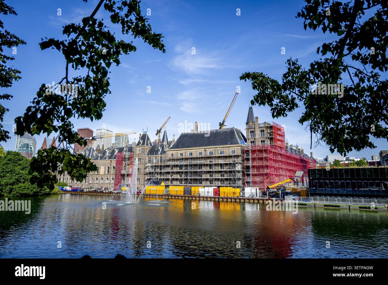 L'AIA - ristrutturazione al Binnenhof a l'Aia. Il Binnenhof è in fase di ristrutturazione dal 1° ottobre 2021. L'obiettivo è quello di rendere gli edifici che ospitano la prima e la seconda camera, tra gli altri, a prova di futuro. La ristrutturazione del Binnenhof a l'Aia sta diventando di nuovo più costosa. ROBIN UTRECHT /ANP netherlands Out - belgium Out Foto Stock