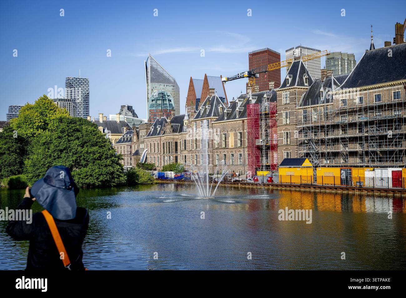 L'AIA - ristrutturazione al Binnenhof a l'Aia. Il Binnenhof è in fase di ristrutturazione dal 1° ottobre 2021. L'obiettivo è quello di rendere gli edifici che ospitano la prima e la seconda camera, tra gli altri, a prova di futuro. La ristrutturazione del Binnenhof a l'Aia sta diventando di nuovo più costosa. ROBIN UTRECHT /ANP netherlands Out - belgium Out Foto Stock