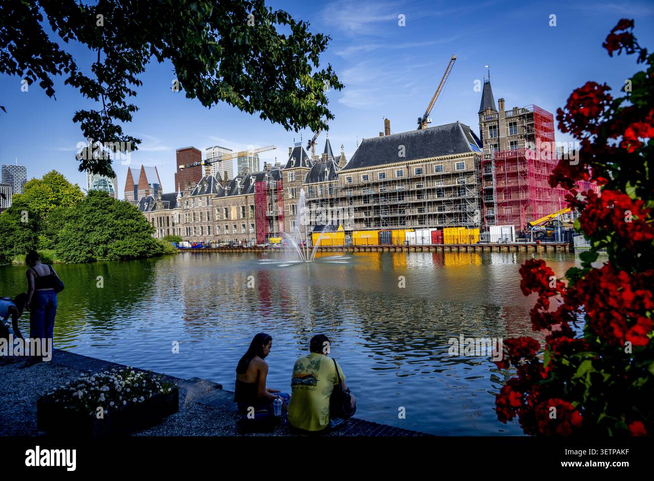 L'AIA - ristrutturazione al Binnenhof a l'Aia. Il Binnenhof è in fase di ristrutturazione dal 1° ottobre 2021. L'obiettivo è quello di rendere gli edifici che ospitano la prima e la seconda camera, tra gli altri, a prova di futuro. La ristrutturazione del Binnenhof a l'Aia sta diventando di nuovo più costosa. ROBIN UTRECHT /ANP netherlands Out - belgium Out Foto Stock