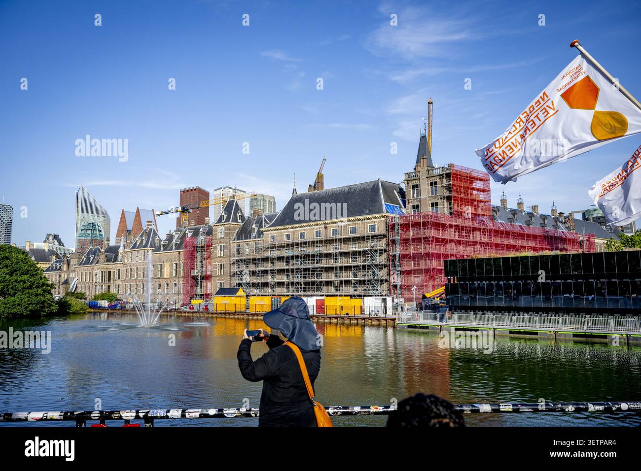 L'AIA - ristrutturazione al Binnenhof a l'Aia. Il Binnenhof è in fase di ristrutturazione dal 1° ottobre 2021. L'obiettivo è quello di rendere gli edifici che ospitano la prima e la seconda camera, tra gli altri, a prova di futuro. La ristrutturazione del Binnenhof a l'Aia sta diventando di nuovo più costosa. ROBIN UTRECHT /ANP netherlands Out - belgium Out Foto Stock
