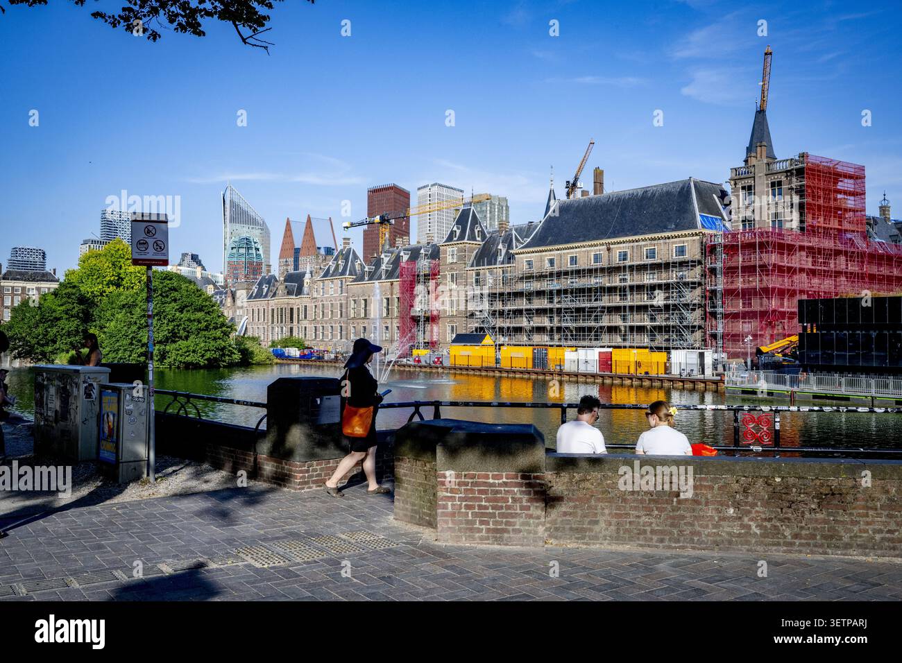 L'AIA - ristrutturazione al Binnenhof a l'Aia. Il Binnenhof è in fase di ristrutturazione dal 1° ottobre 2021. L'obiettivo è quello di rendere gli edifici che ospitano la prima e la seconda camera, tra gli altri, a prova di futuro. La ristrutturazione del Binnenhof a l'Aia sta diventando di nuovo più costosa. ROBIN UTRECHT /ANP netherlands Out - belgium Out Foto Stock