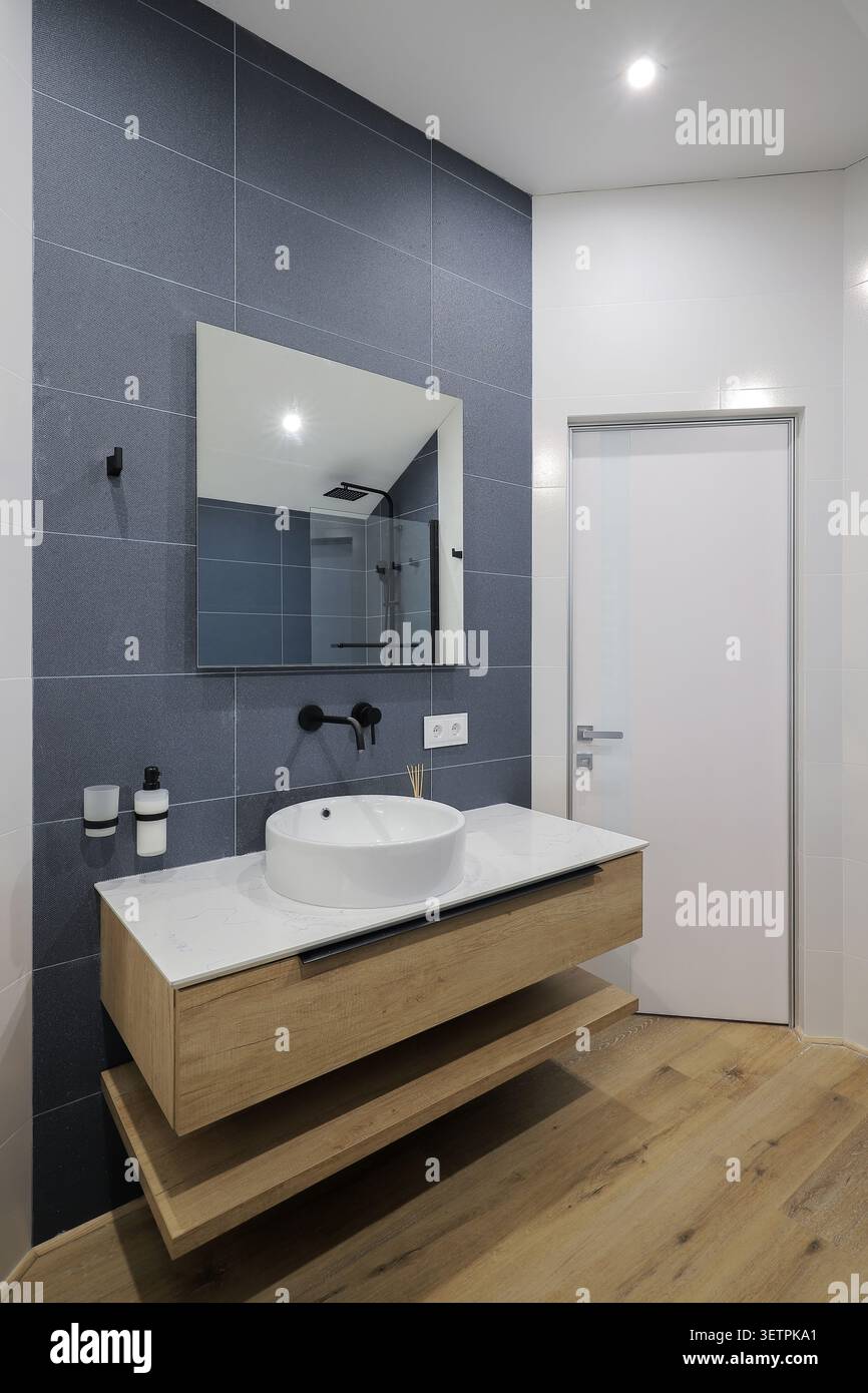 Interno del bagno con lavandino rotondo bianco Foto Stock