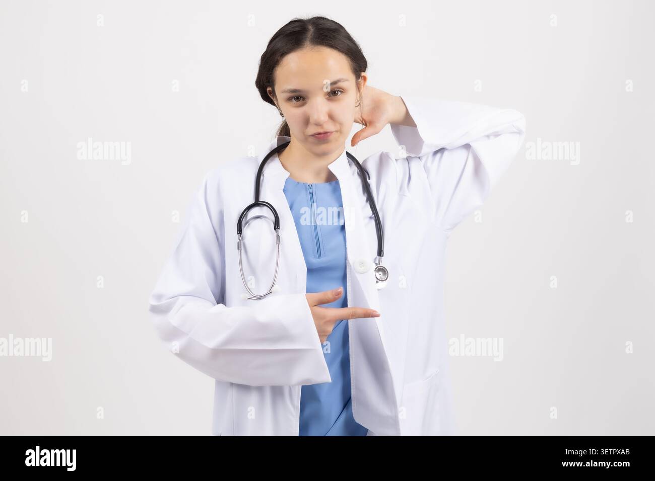 Medico che dà istruzioni con i gesti delle mani Foto Stock
