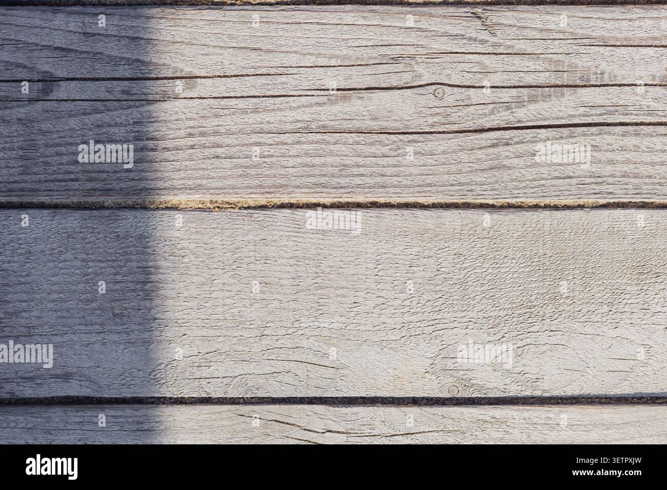 Assi di legno rustiche con texture di sfondo orizzontale ombrata Foto Stock
