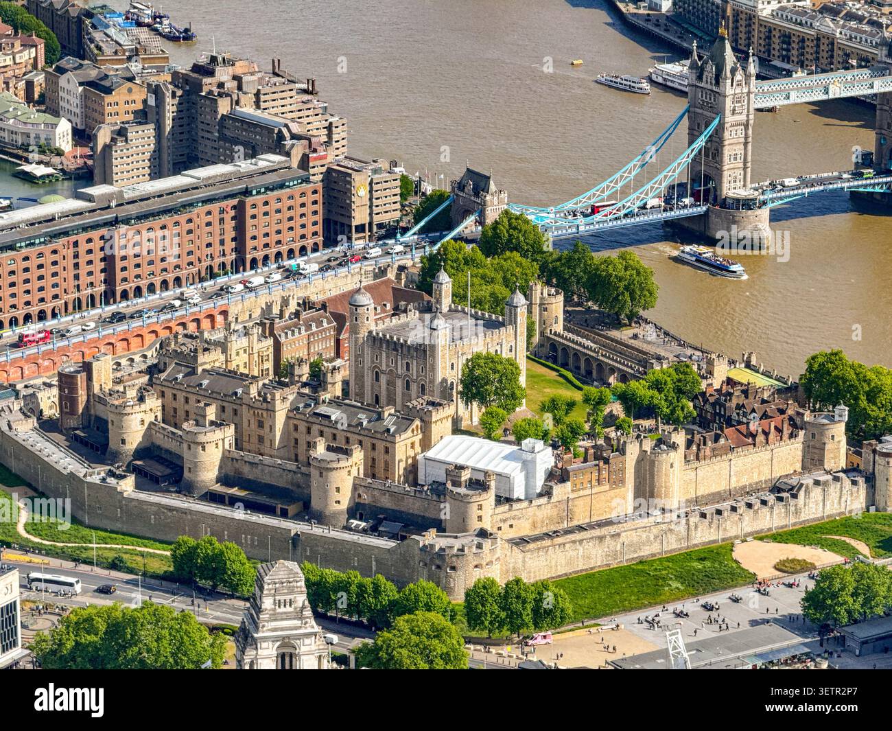 Londra, Inghilterra, Regno Unito - 16 maggio 2026: Veduta aerea della Torre di Londra nella City di Londra. Foto Stock