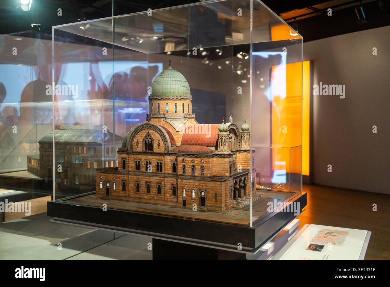 Tel Aviv, Israele, 20 maggio 2026, modello dettagliato della grande Sinagoga di Firenze al Museo ANU del popolo ebraico di Tel Aviv. Foto Stock