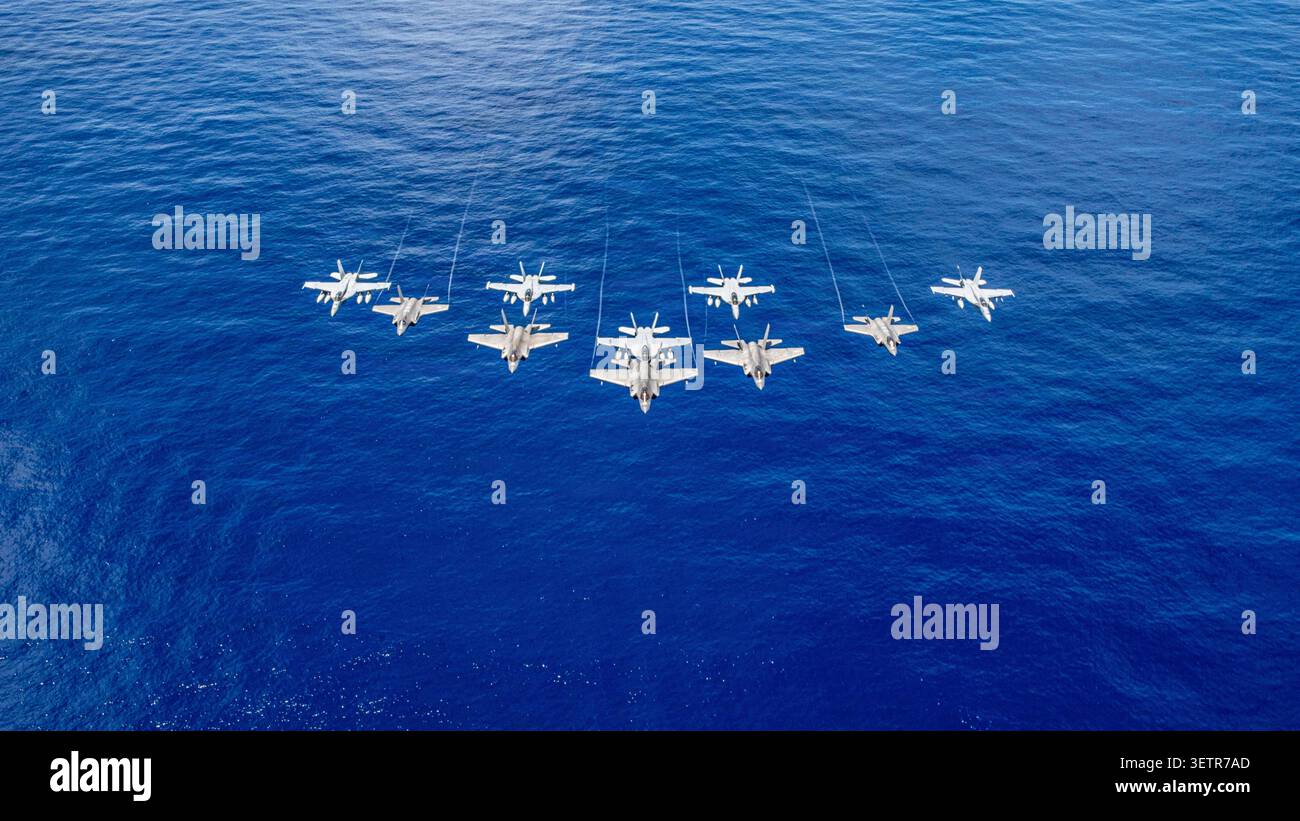Gli aerei della US Navy, collegati al Carrier Air Wing (CVW) 5, e gli F-35A Lightning IIS della U.S. Air Force volano durante operazioni congiunte con la U.S. Navy George Was Foto Stock