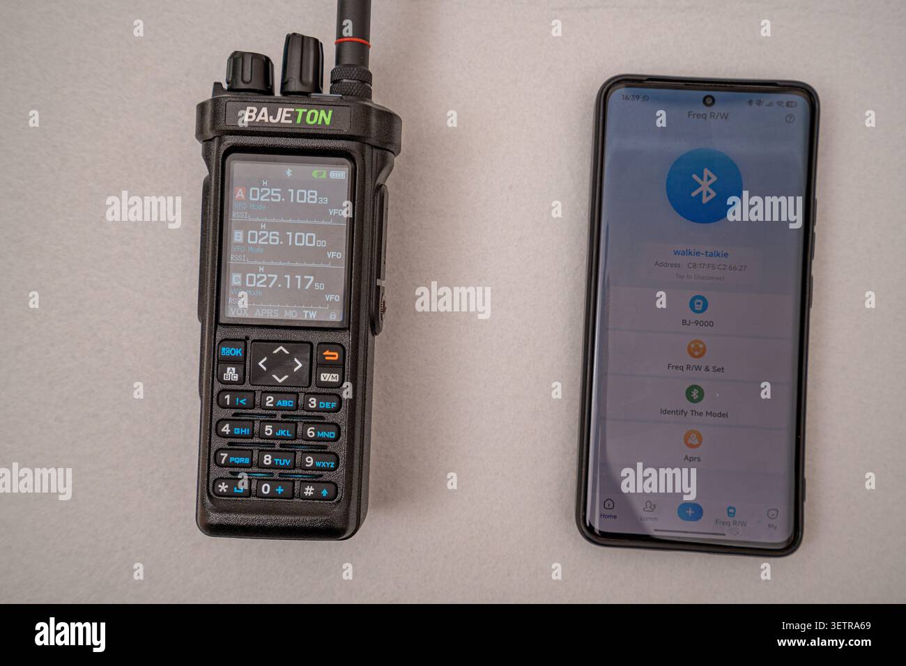 Bajeton, walkie-talkie, radio amatoriale multibanda portatile.New york-EUA. Foto Stock