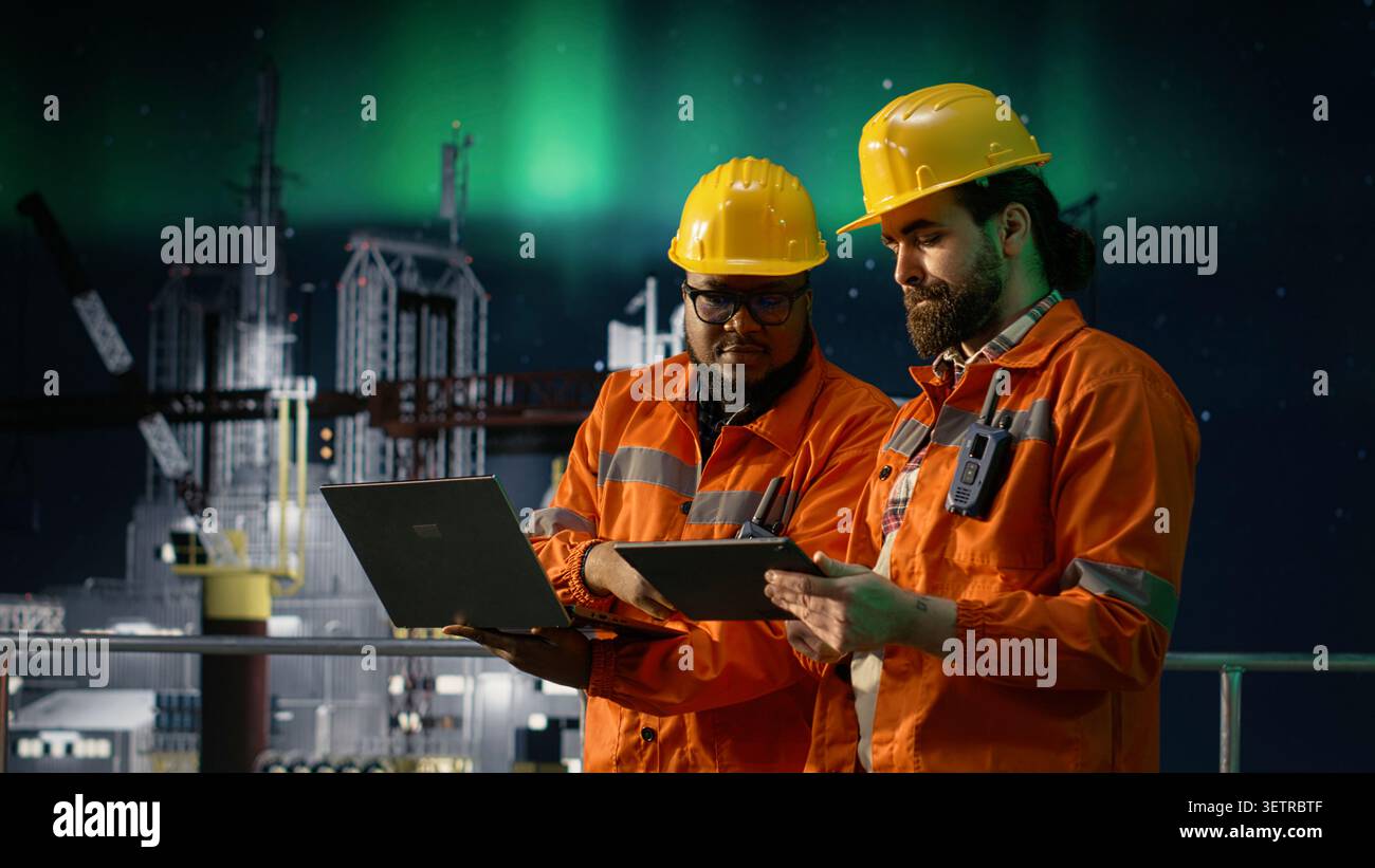 Gestione delle risorse, crisi petrolifera globale e team di progettazione della piattaforma offshore utilizzando un laptop. Revisione delle metriche di estrazione del petrolio, blocco marittimo che influisce sulle operazioni e sui colleghi, telecamera A. Foto Stock