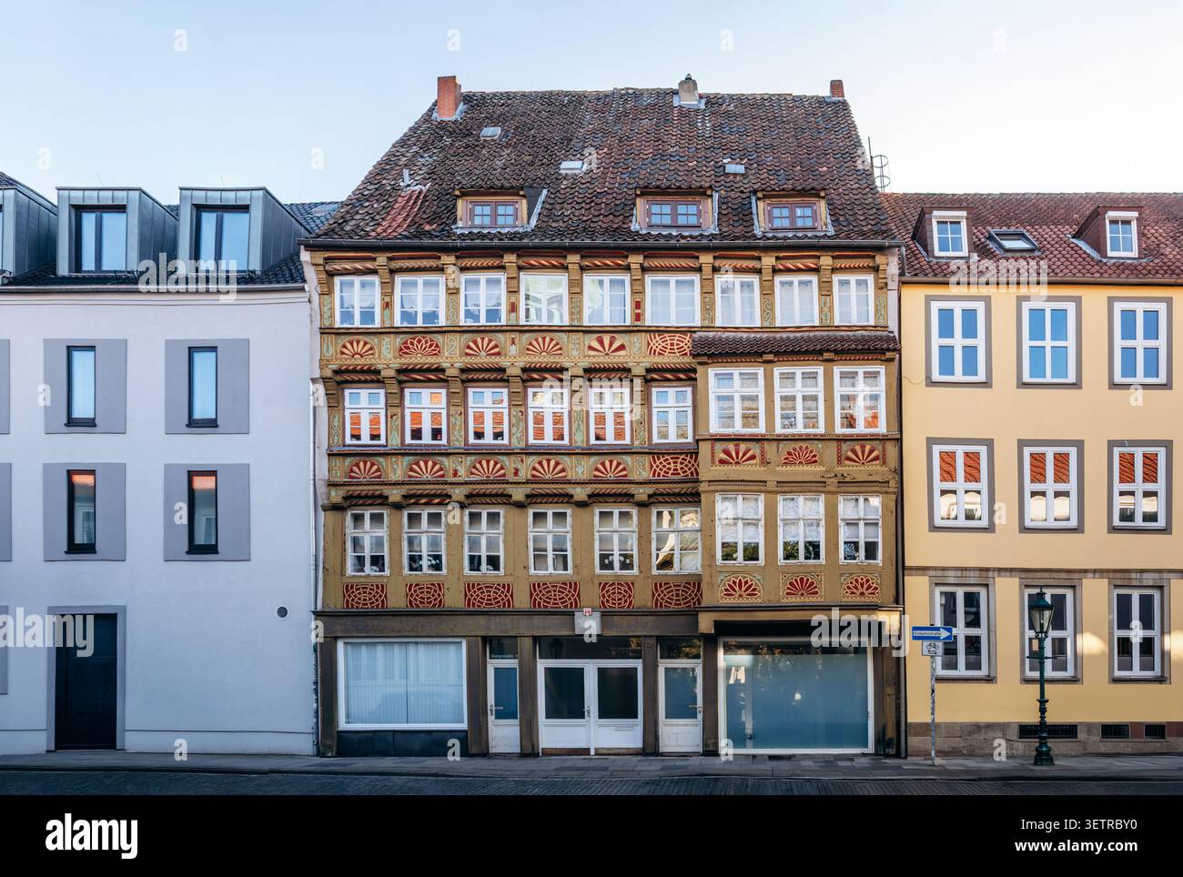 Hannover, Germania - 21 aprile 2026: Vista completa della Burgstrasse 12, la più antica casa borghese conservata di Hannover, caratterizzata da un'ornata facciata rinascimentale Foto Stock