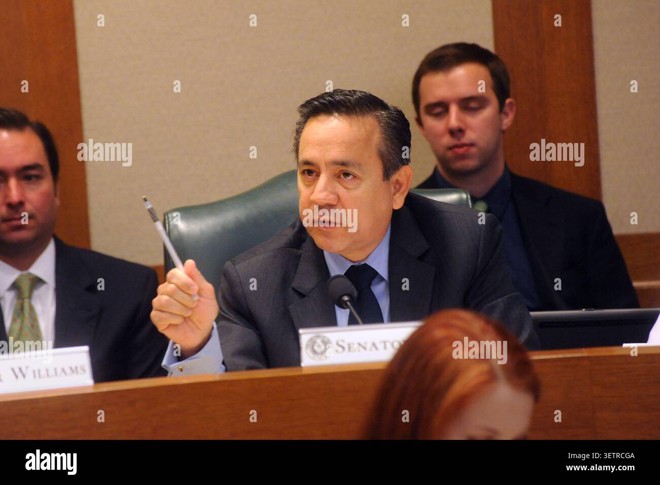 Il senatore dello stato del Texas Carlos Uresti ha parlato durante un'audizione di riassegnazione, Austin, Texas, 3 giugno 2011. (Foto di John Anderson/The Austin Chronicle) Foto Stock
