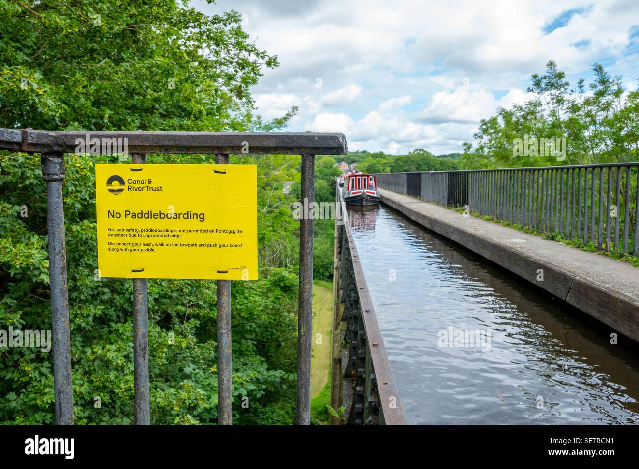 Cartello di avvertimento posto dal Canal and River Trust per non essere in paddle board lungo l'acquedotto Pontcysyllte a causa dei bordi non protetti. Foto Stock