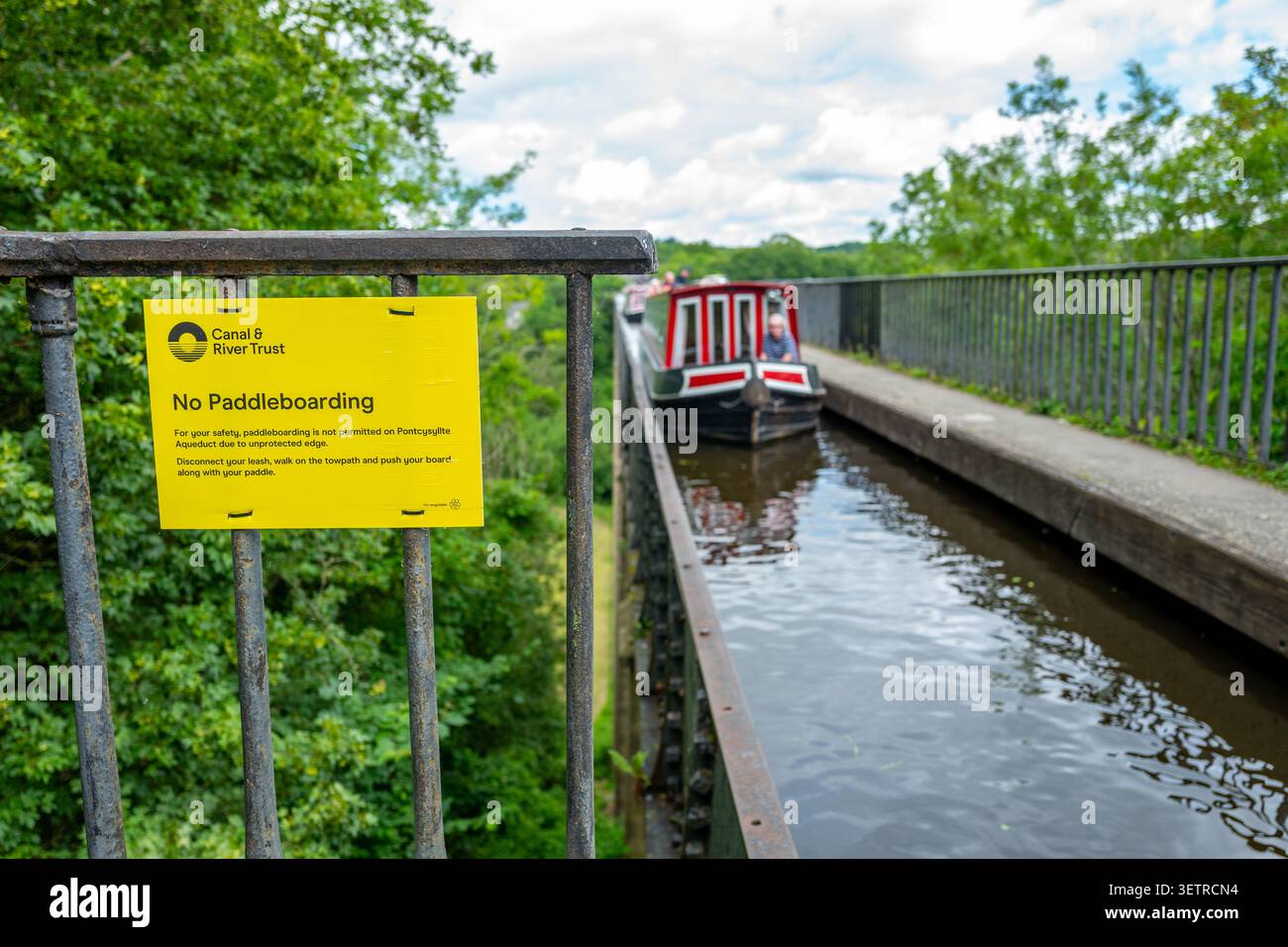 Cartello di avvertimento posto dal Canal and River Trust per non essere in paddle board lungo l'acquedotto Pontcysyllte a causa dei bordi non protetti. Foto Stock