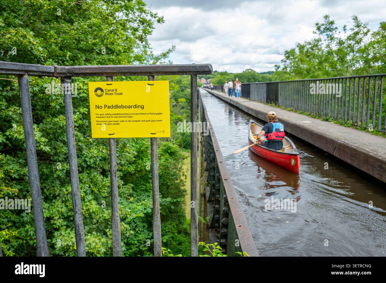 Cartello di avvertimento posto dal Canal and River Trust per non essere in paddle board lungo l'acquedotto Pontcysyllte a causa dei bordi non protetti. Foto Stock