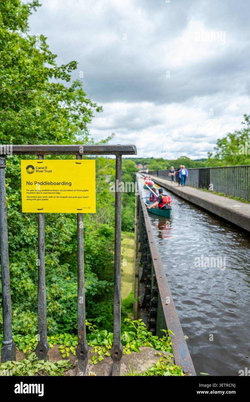 Cartello di avvertimento posto dal Canal and River Trust per non essere in paddle board lungo l'acquedotto Pontcysyllte a causa dei bordi non protetti. Foto Stock