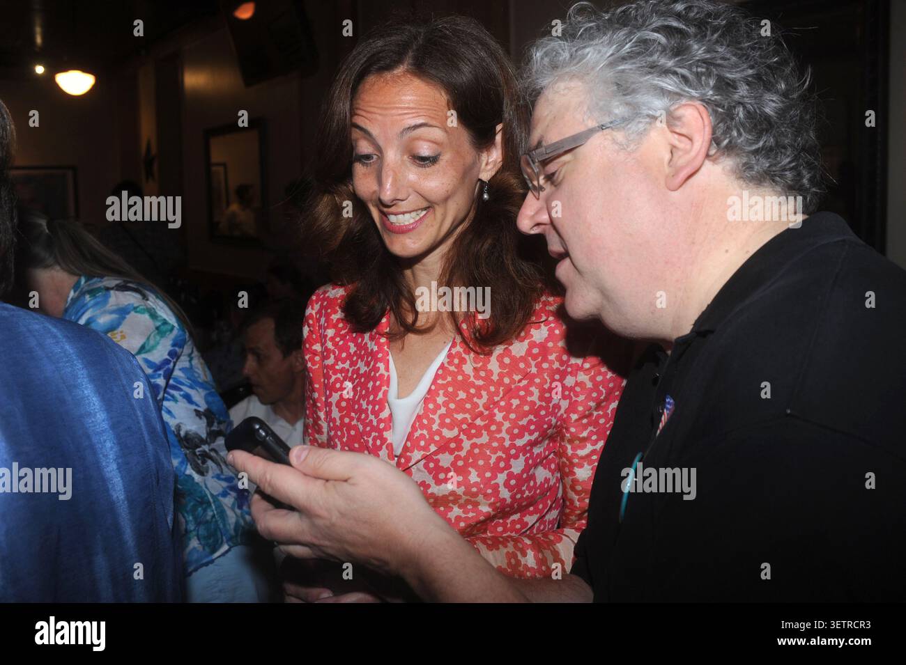 Kathie Tovo candidata al Consiglio comunale di Austin durante un partito elettorale serale, Austin, Texas, 18 giugno 2011. (Foto di John Anderson/The Austin Chronicle) Foto Stock