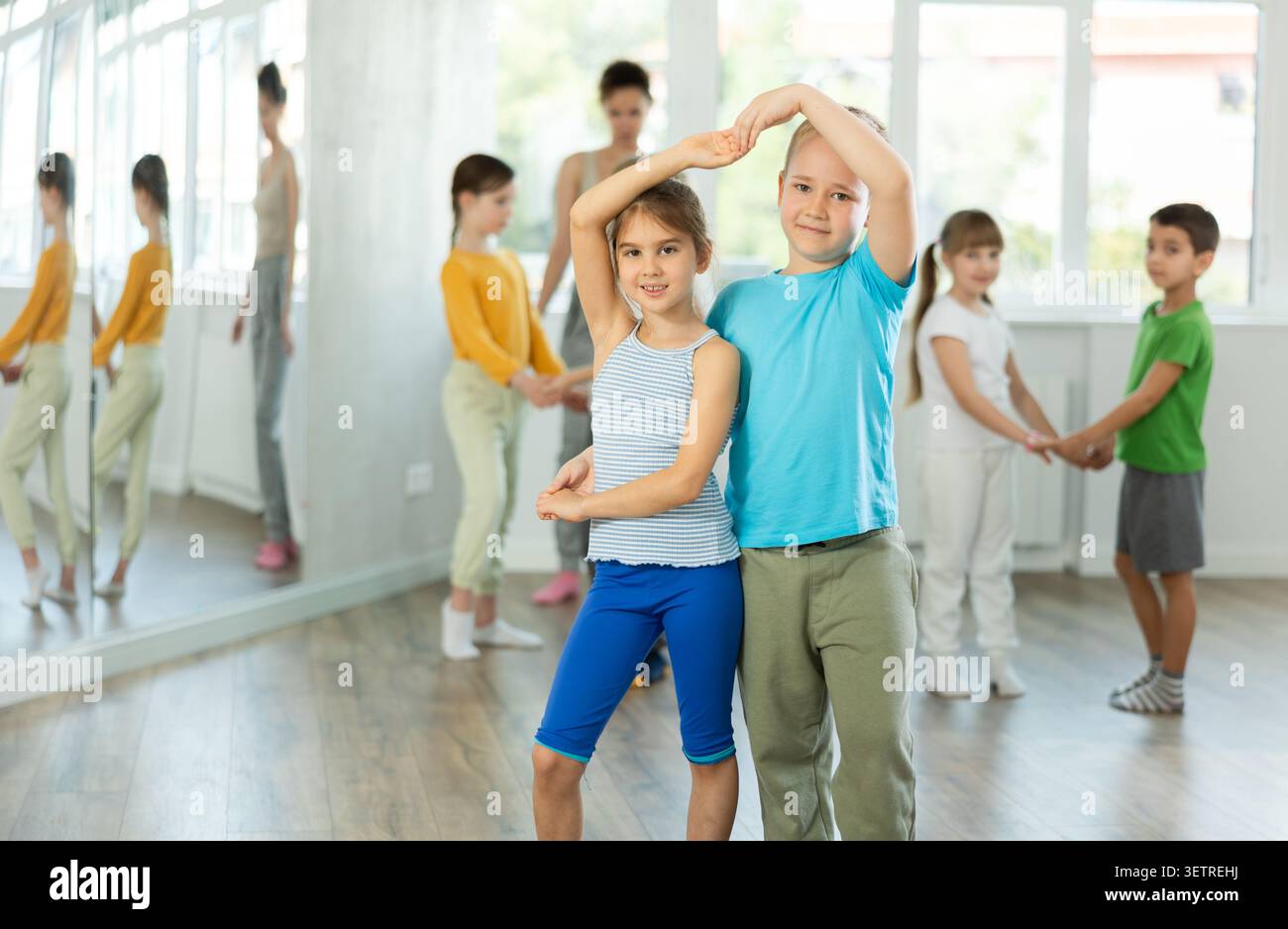 I bambini in età preadolescente imparano a ballare il valzer in coppia nella classe di coreografia Foto Stock