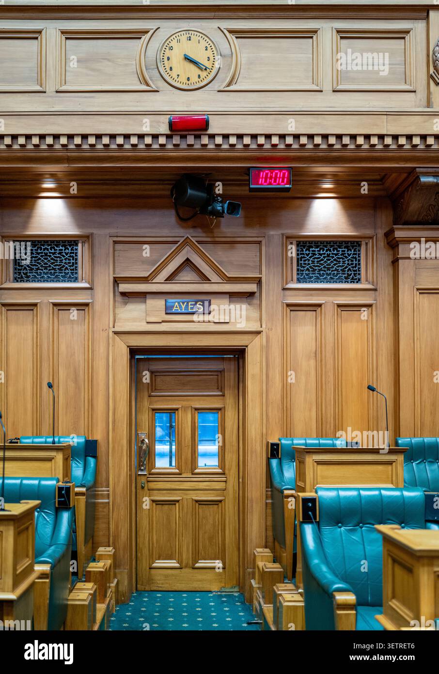 L'ingresso del lobby Ayes all'interno della camera di dibattito del Parlamento della Nuova Zelanda a Wellington, che rappresenta le procedure di voto democratiche. Foto Stock