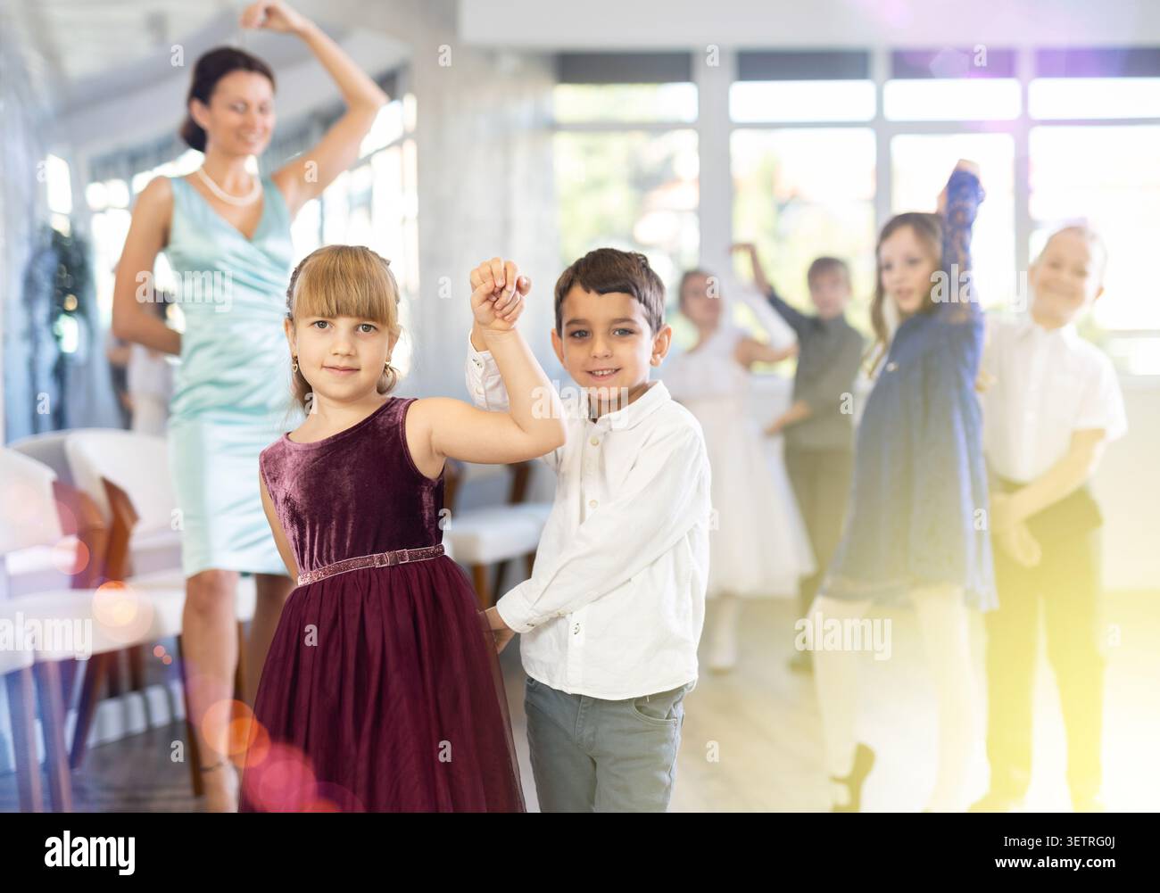 Danze classiche eseguite da bambini preadolescenti in abiti festivi Foto Stock