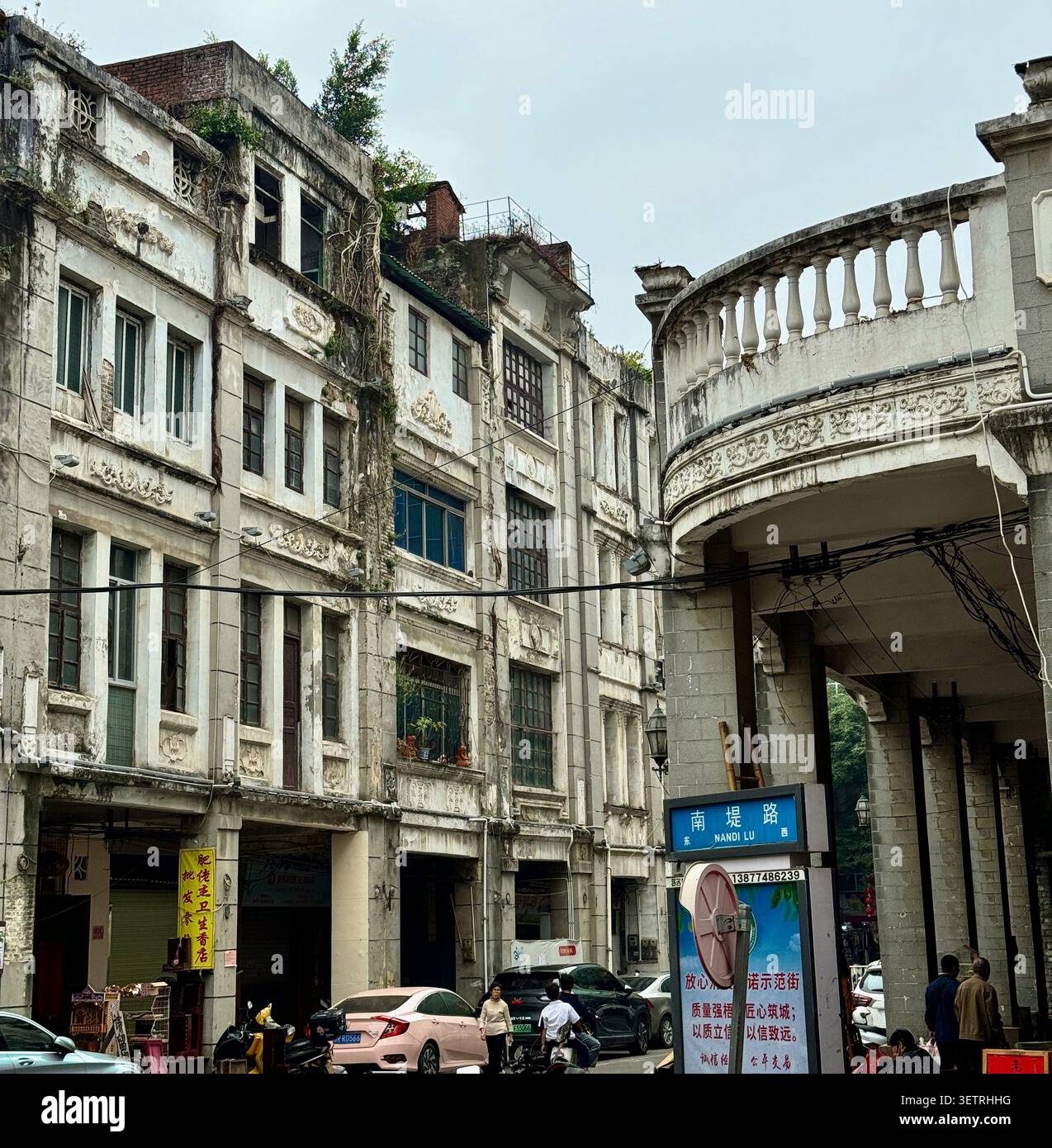 L'architettura classica della galleria Qilou è in contrasto con il moderno edificio in vetro di Guangdong, Cina - Immagine stock catturata con smartphone