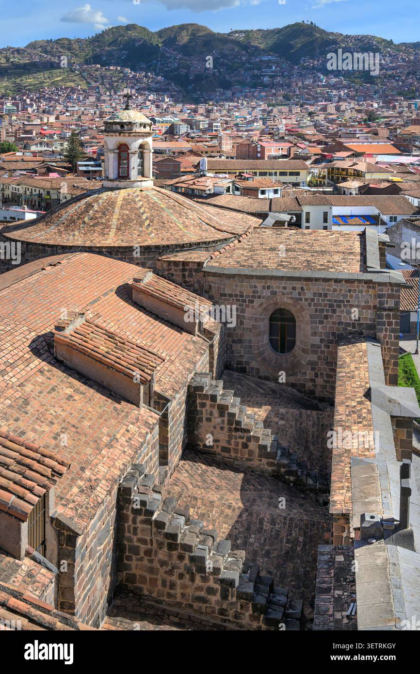 Vecchi tetti in terracotta di Cusco visti dal campanile della Chiesa e del Convento di Santo Domingo, Cusco, Perù. Foto Stock