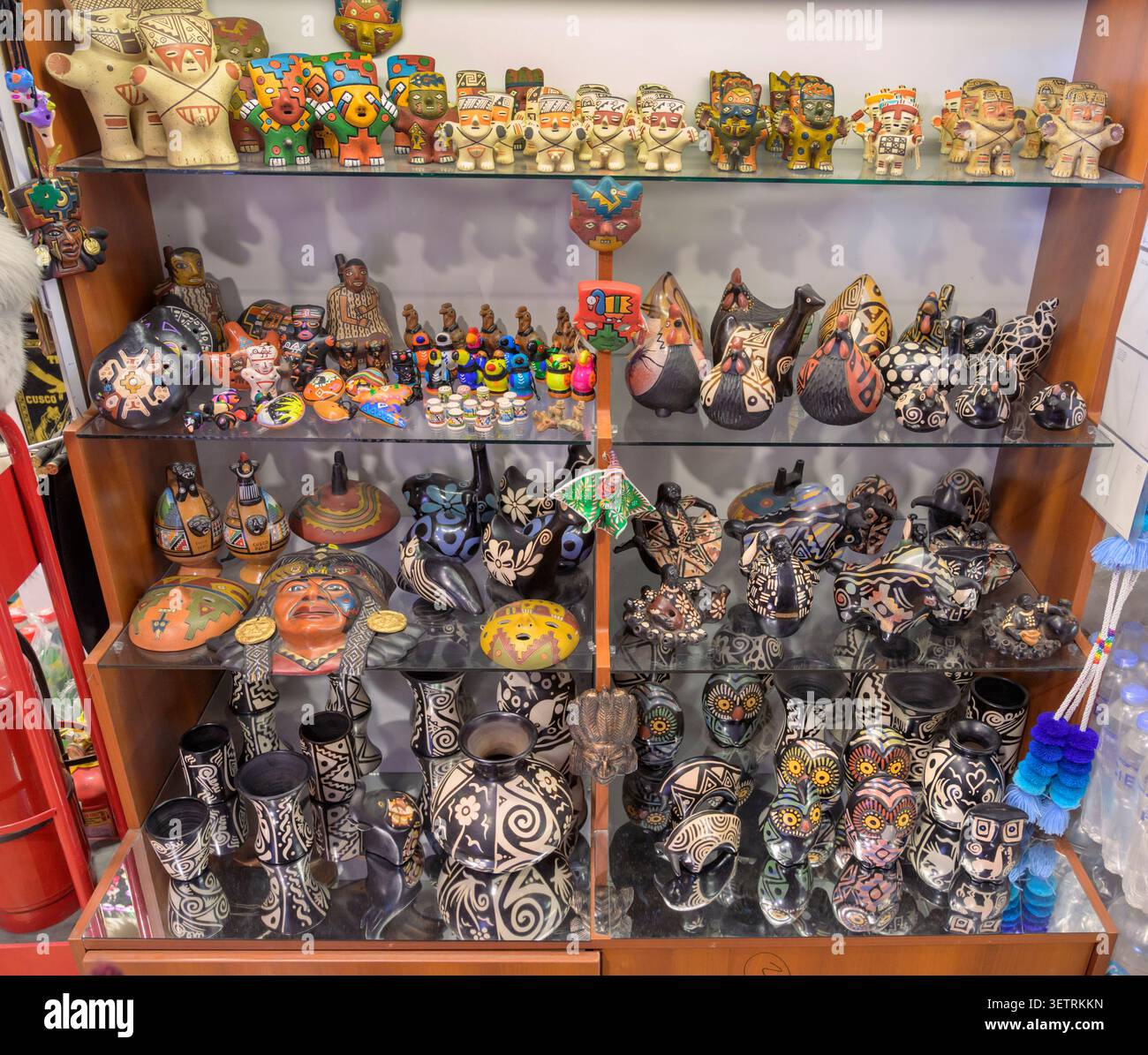 Souvenir in stile inca in un negozio turistico, Cusco, Perù. Foto Stock