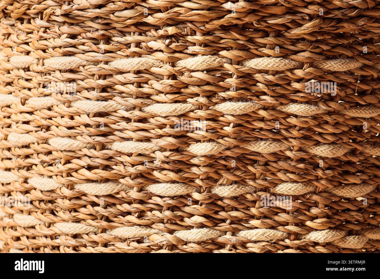 Primo piano della trama del cestello in fibra naturale intrecciata con dettagli intrecciati Foto Stock