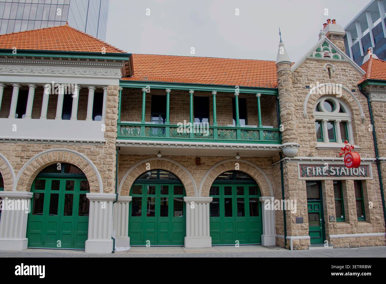 Vecchio edificio della stazione dei vigili del fuoco in città Foto Stock