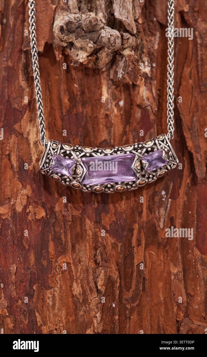 Una splendida collana/pendente con cursore in oro 18Kt/argento 925 con pietre di ametista viola. Foto Stock