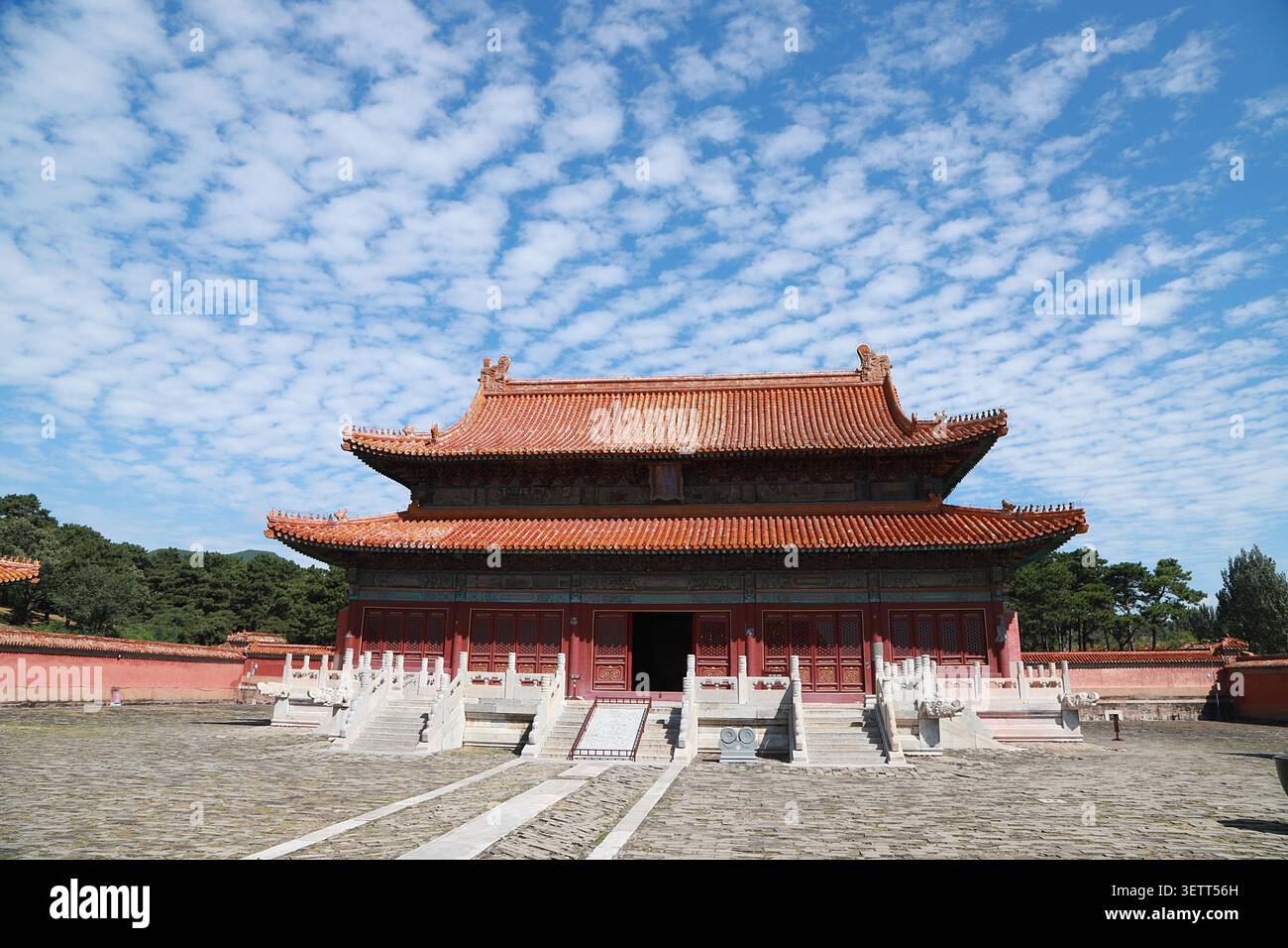 Una maestosa sala a doppia vista dalle Tombe Qing Orientali, caratterizzata dalla tradizionale architettura imperiale Cinese con vivaci pareti rosse e oro-arancio Foto Stock