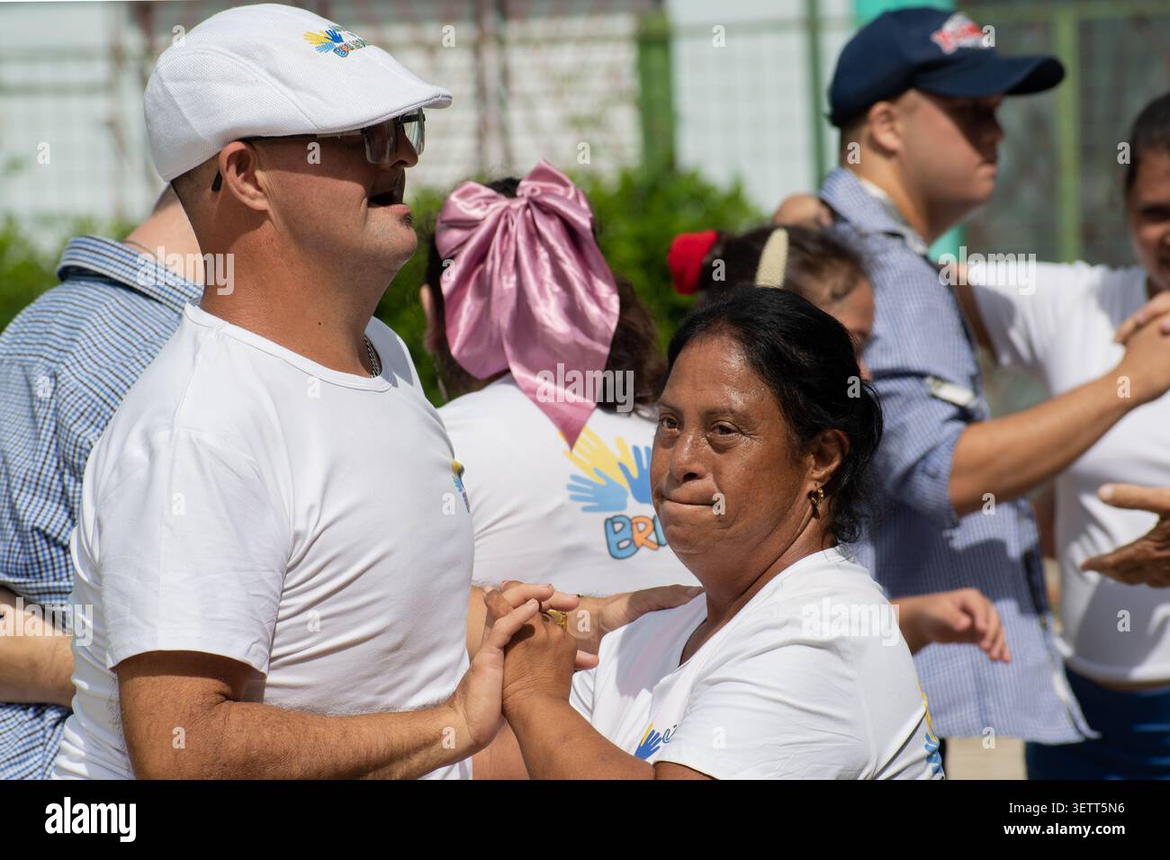 Una coppia cubana con sindrome di Down che si tiene per mano e balla durante un evento per il progetto sociale Unicos y Brillantes a Ciego de Avila, Cuba Foto Stock