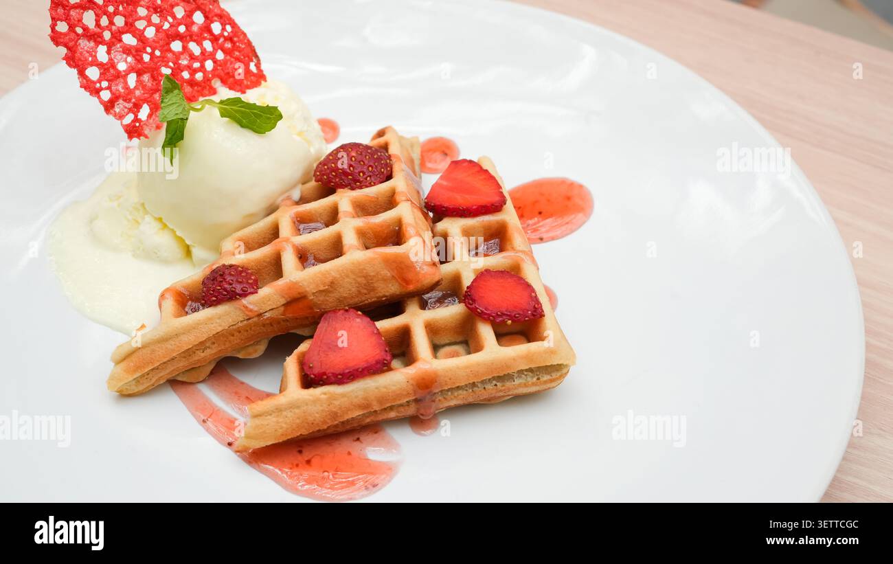 Waffle con fragole e salsa di fragole Foto Stock