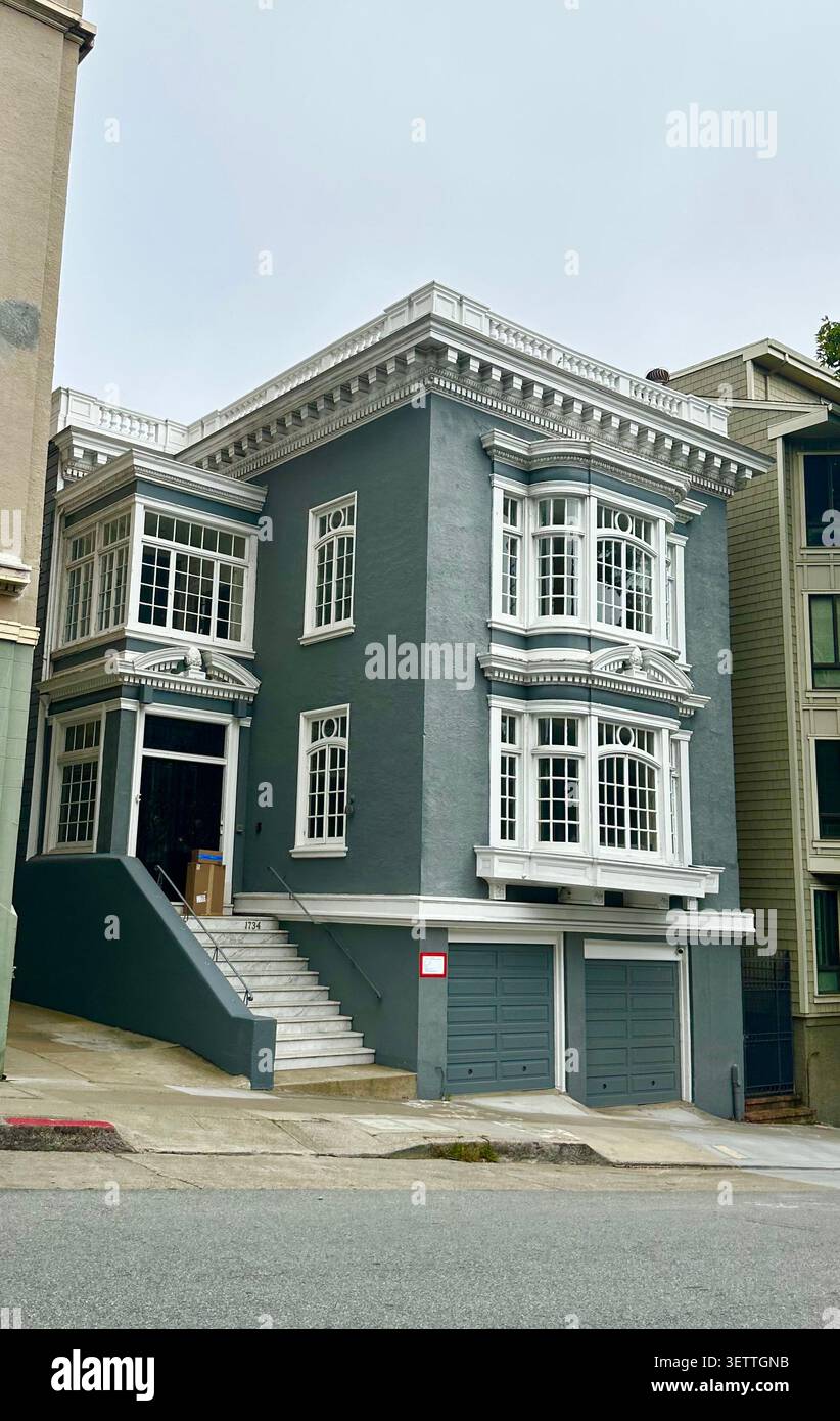 Architettura residenziale storica con finestre della baia di San Francisco, California, Stati Uniti, 21 giugno 2026 - Immagine stock catturata con smartphone