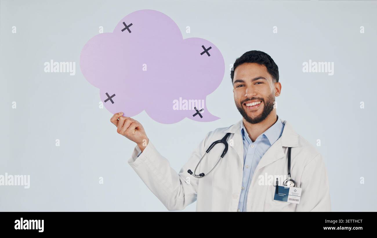 Bolla di discorso, ritratto e medico in studio con spazio, annuncio o consulenza sanitaria. Felice, social media e uomo con un segno per le notizie Foto Stock