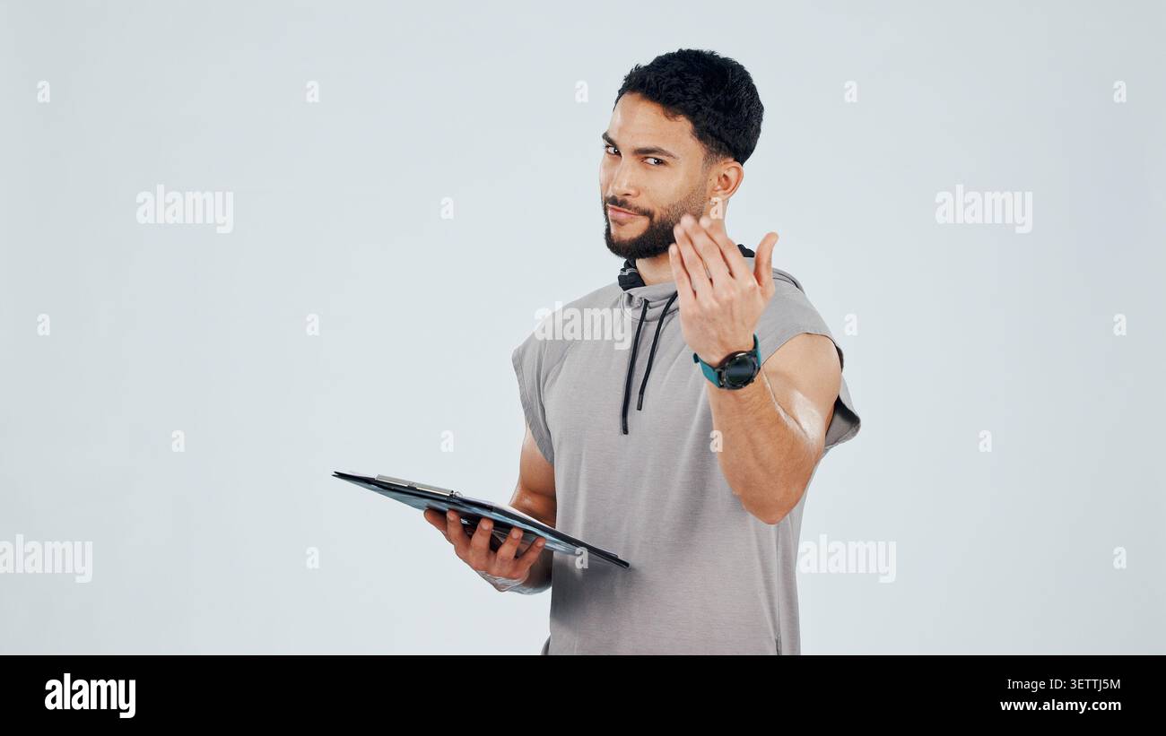 Uomo, appunti e unisciti a noi per fare esercizio in studio, un documento di iscrizione alla palestra o un ritratto. Personal trainer, iscriviti alla documentazione o al centro fitness Foto Stock